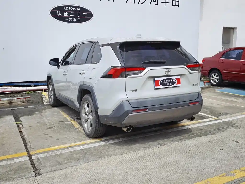 Toyota RAV4 — фото 8
