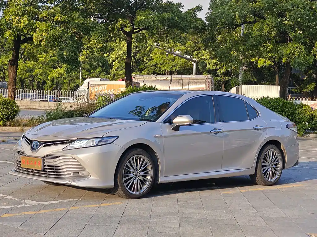 Toyota Camry — фото 2