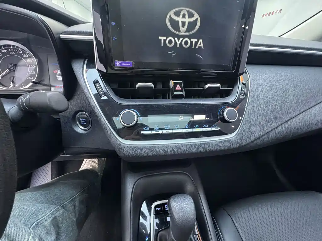Toyota Corolla — фото 20