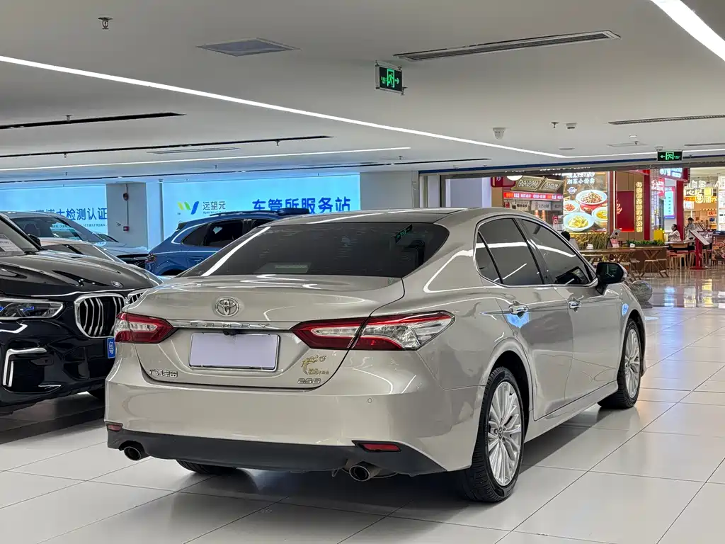 Toyota Camry — фото 4