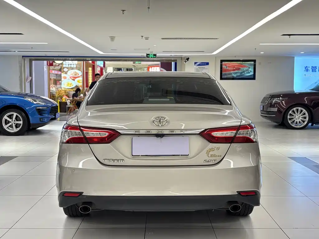 Toyota Camry — фото 5