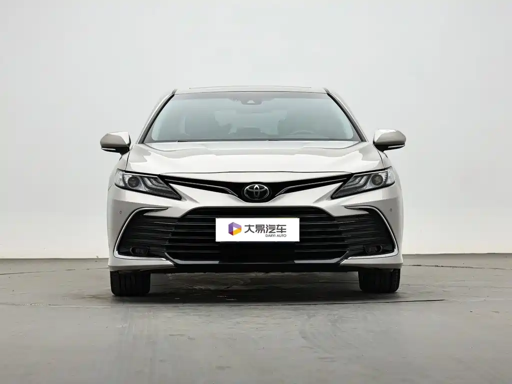 Toyota Camry — фото 2