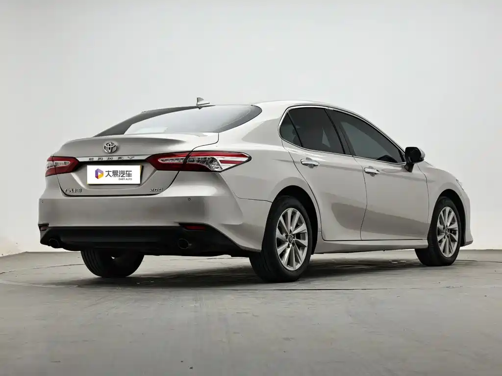 Toyota Camry — фото 3