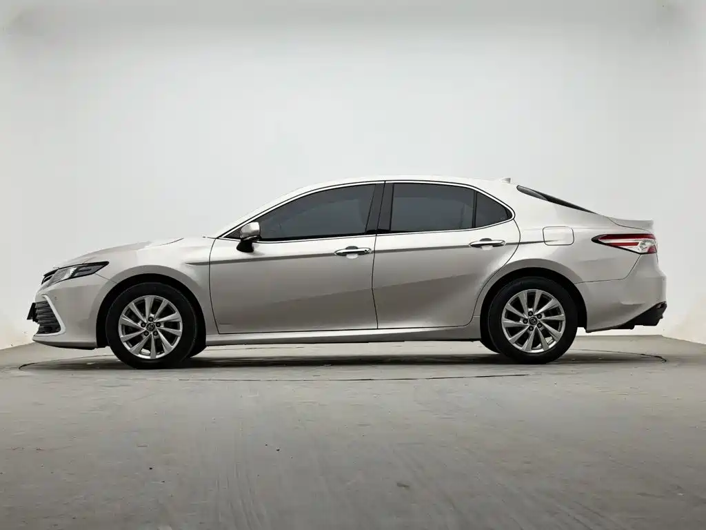 Toyota Camry — фото 5