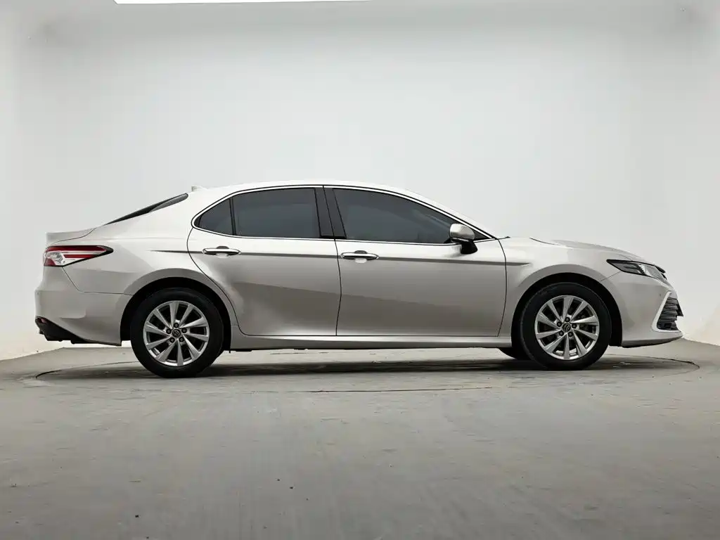 Toyota Camry — фото 6