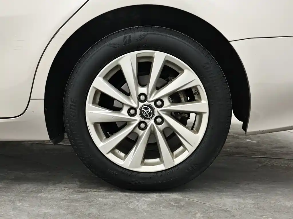 Toyota Camry — фото 9