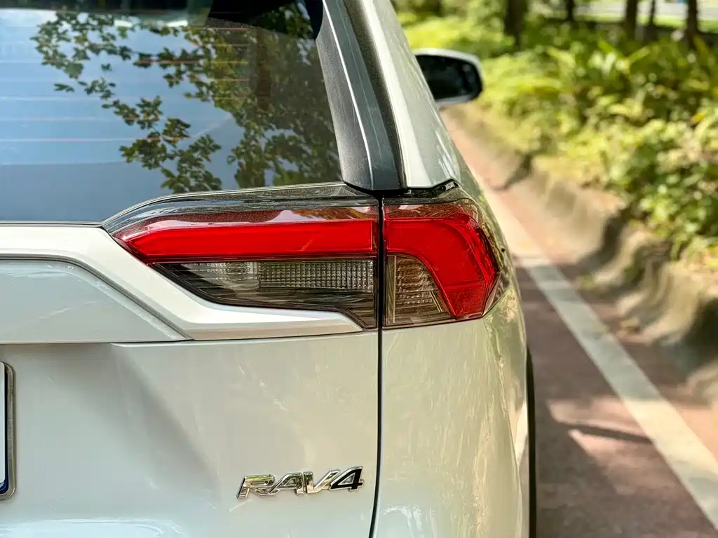 Toyota RAV4 — фото 11