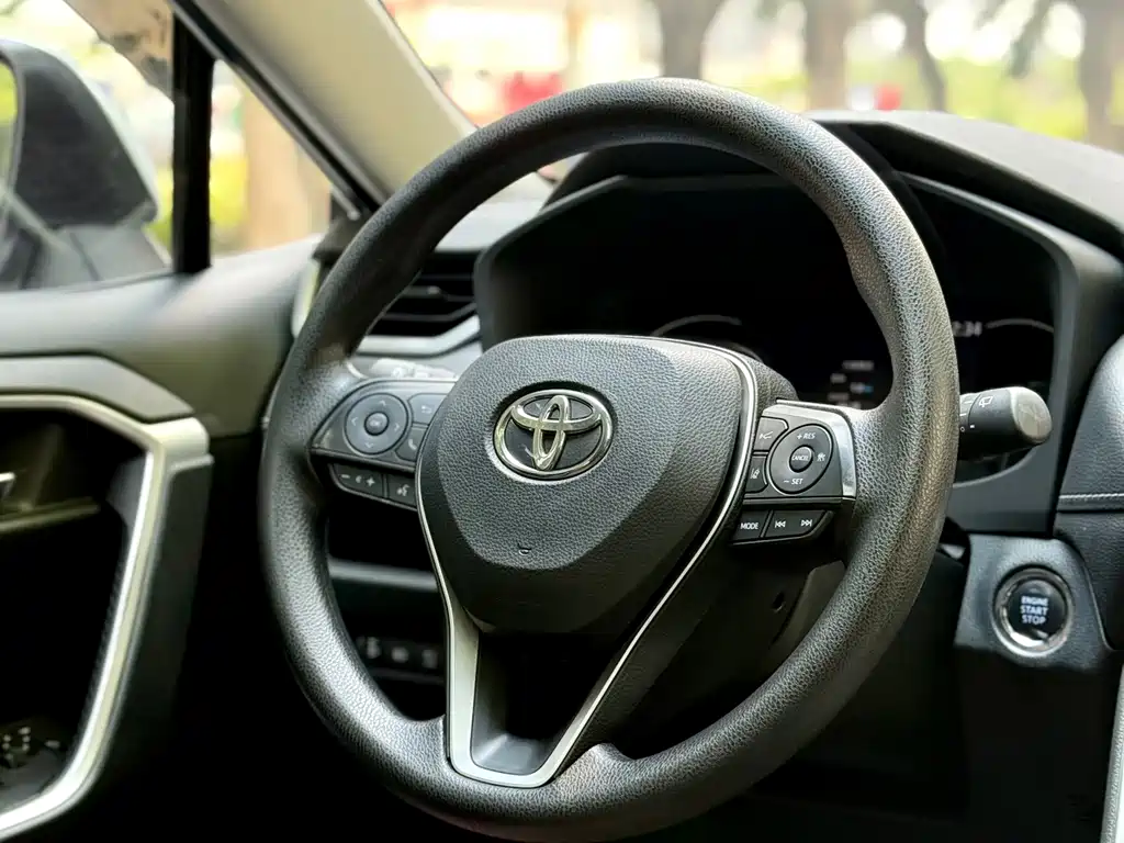 Toyota RAV4 — фото 18