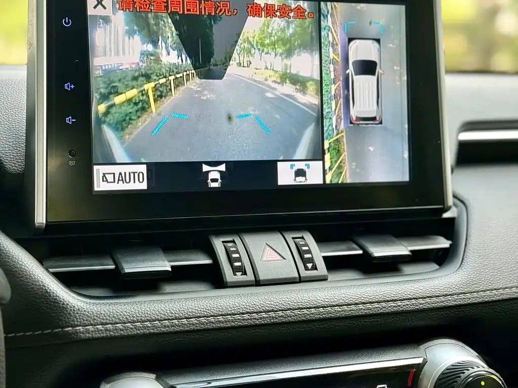 Toyota RAV4 — фото 19