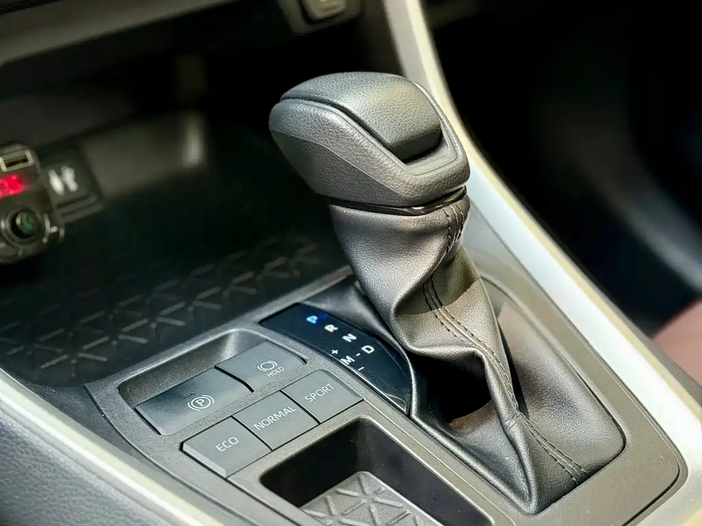 Toyota RAV4 — фото 20