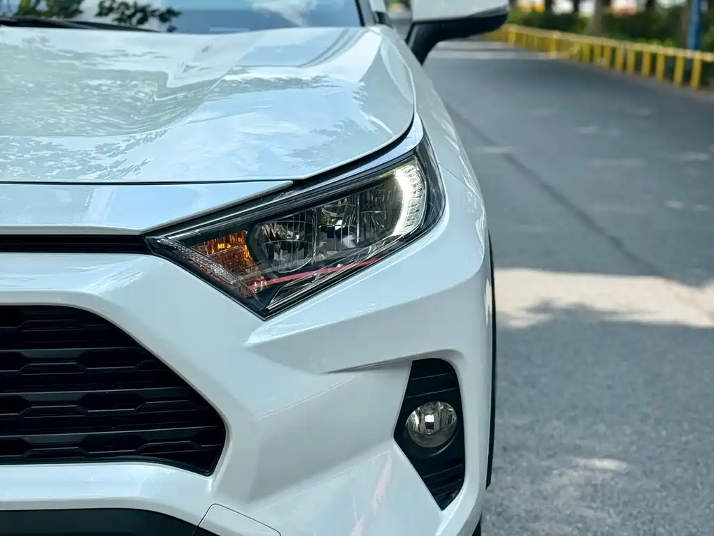 Toyota RAV4 — фото 3