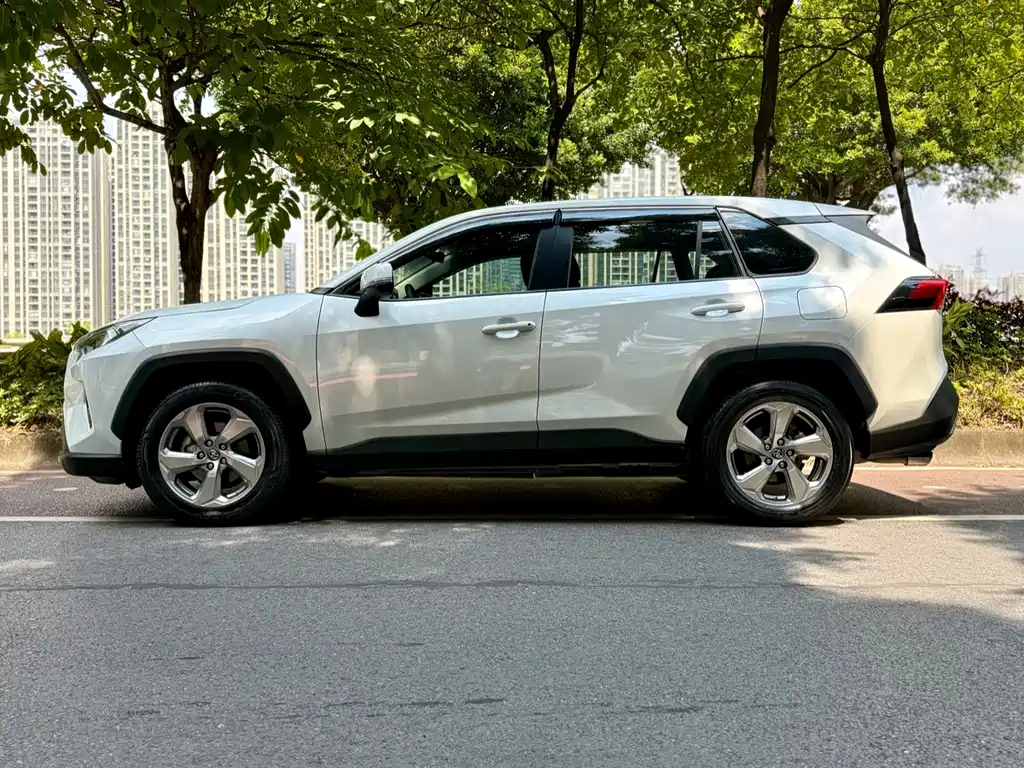 Toyota RAV4 — фото 5