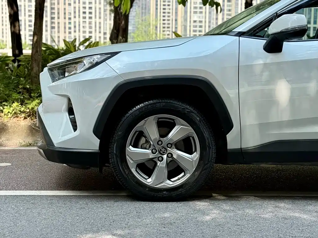 Toyota RAV4 — фото 6