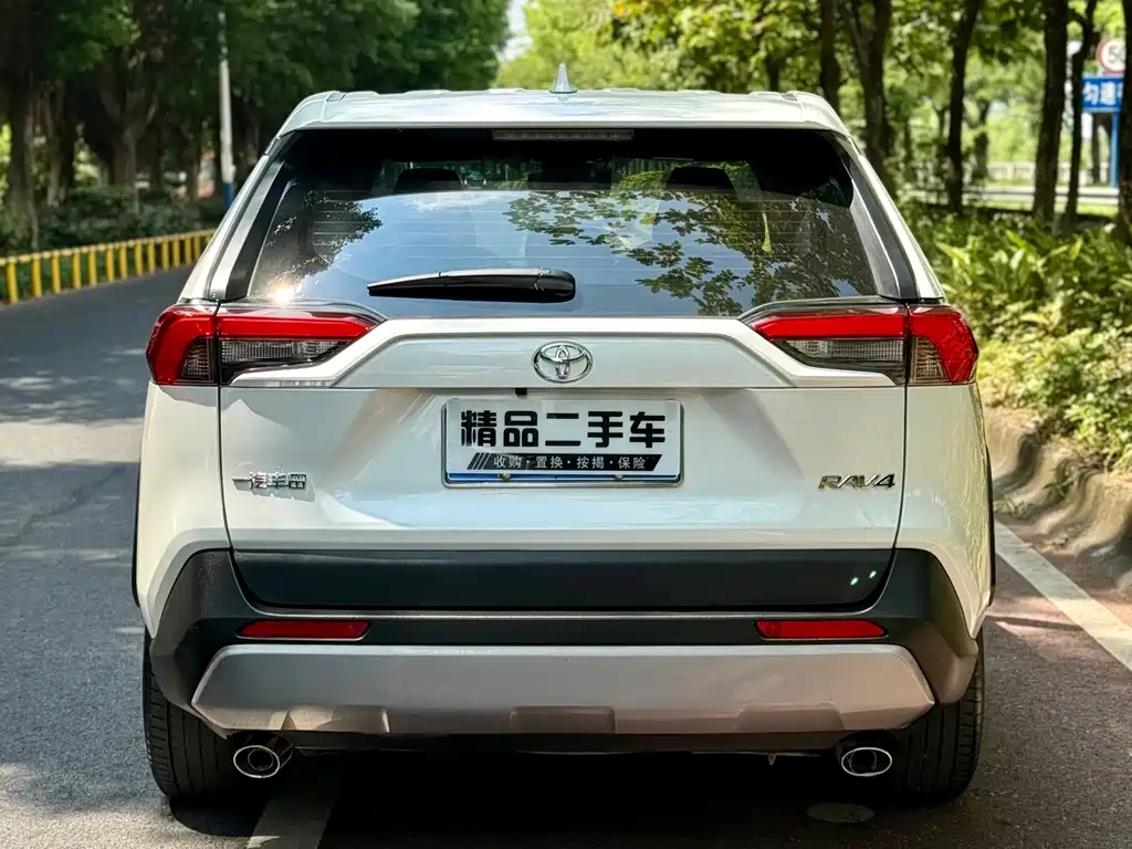 Toyota RAV4 — фото 7