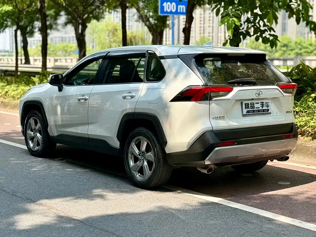 Toyota RAV4 — фото 9