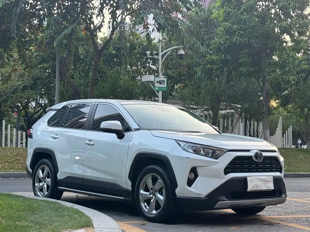 Toyota RAV4 — фото 3