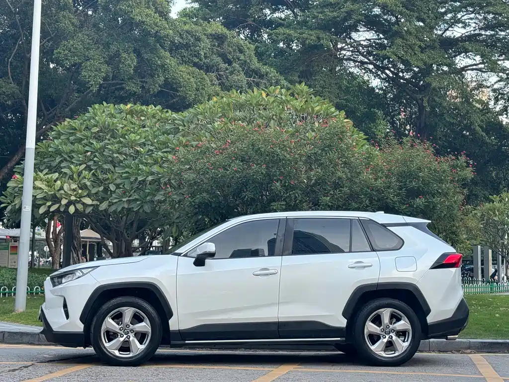 Toyota RAV4 — фото 4