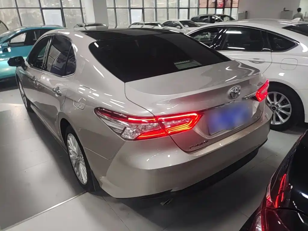 Toyota Camry — фото 5