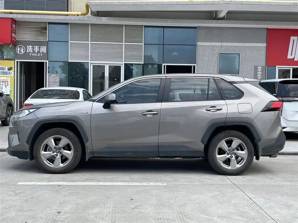 Toyota RAV4 — фото 3