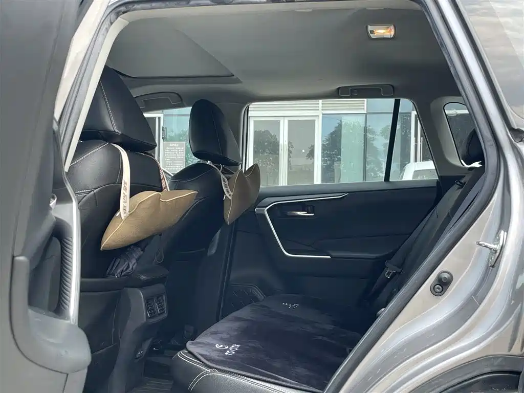 Toyota RAV4 — фото 7
