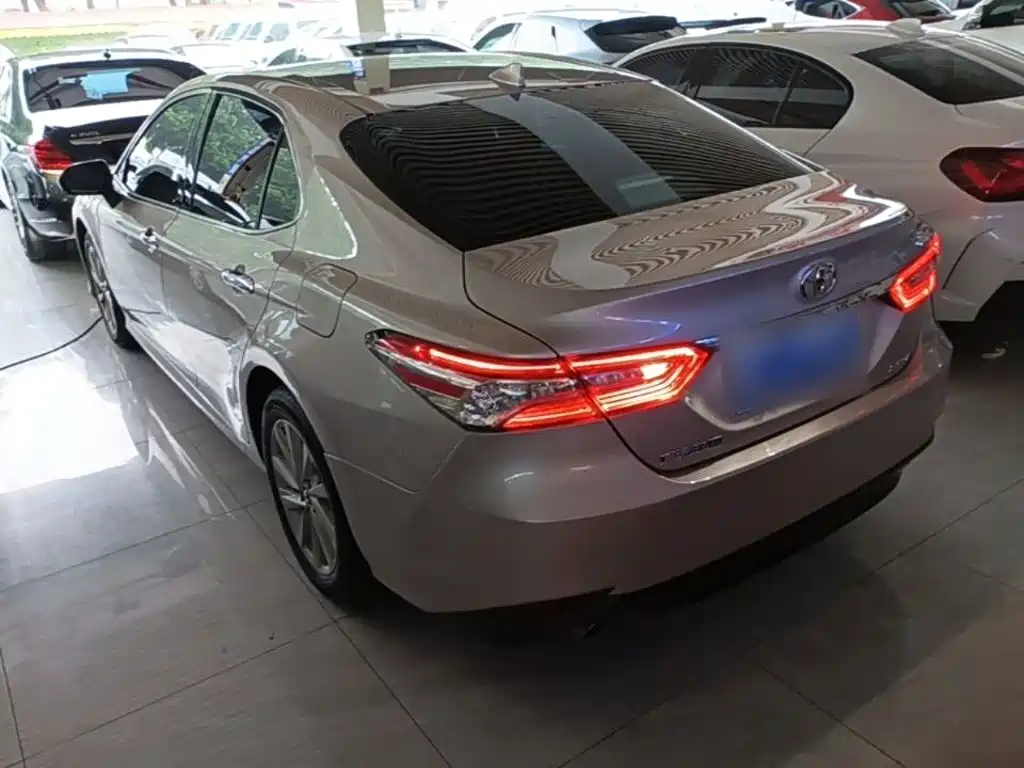 Toyota Camry — фото 5
