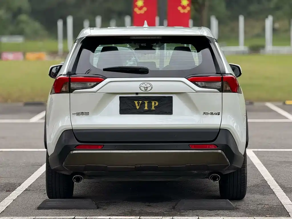 Toyota RAV4 — фото 8