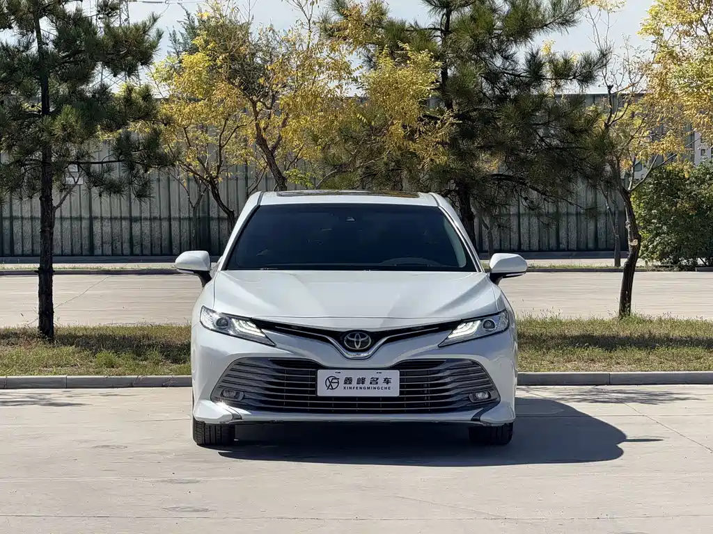 Toyota Camry — фото 2