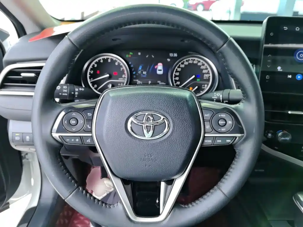 Toyota Camry — фото 11