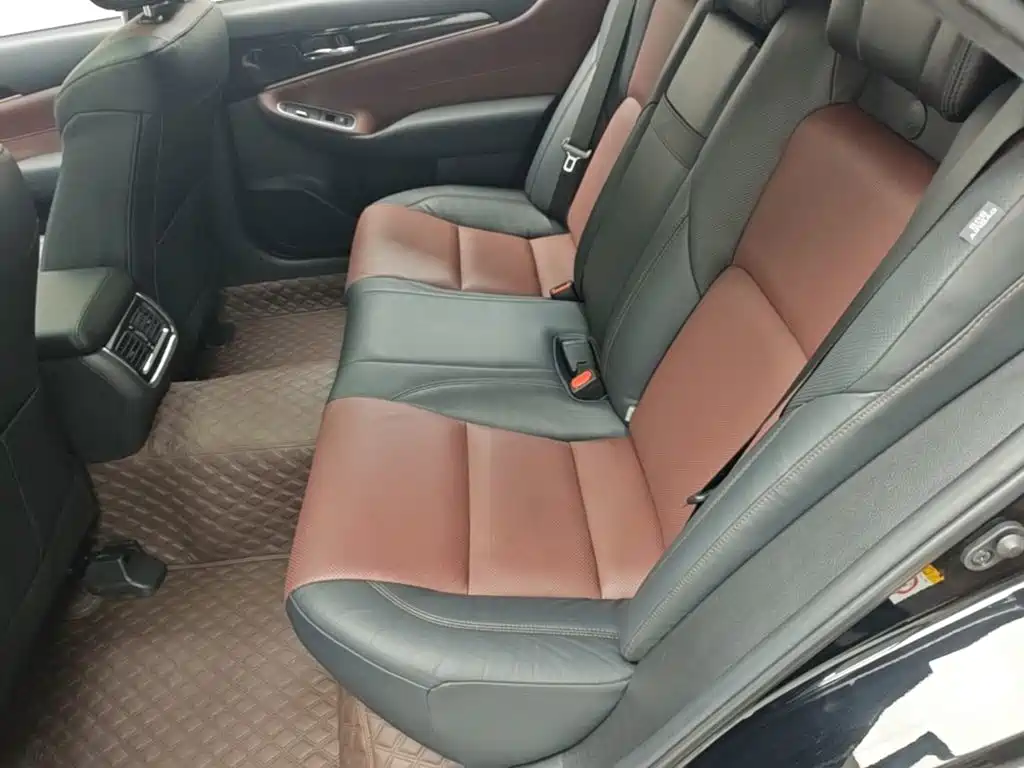 Toyota Crown — фото 17