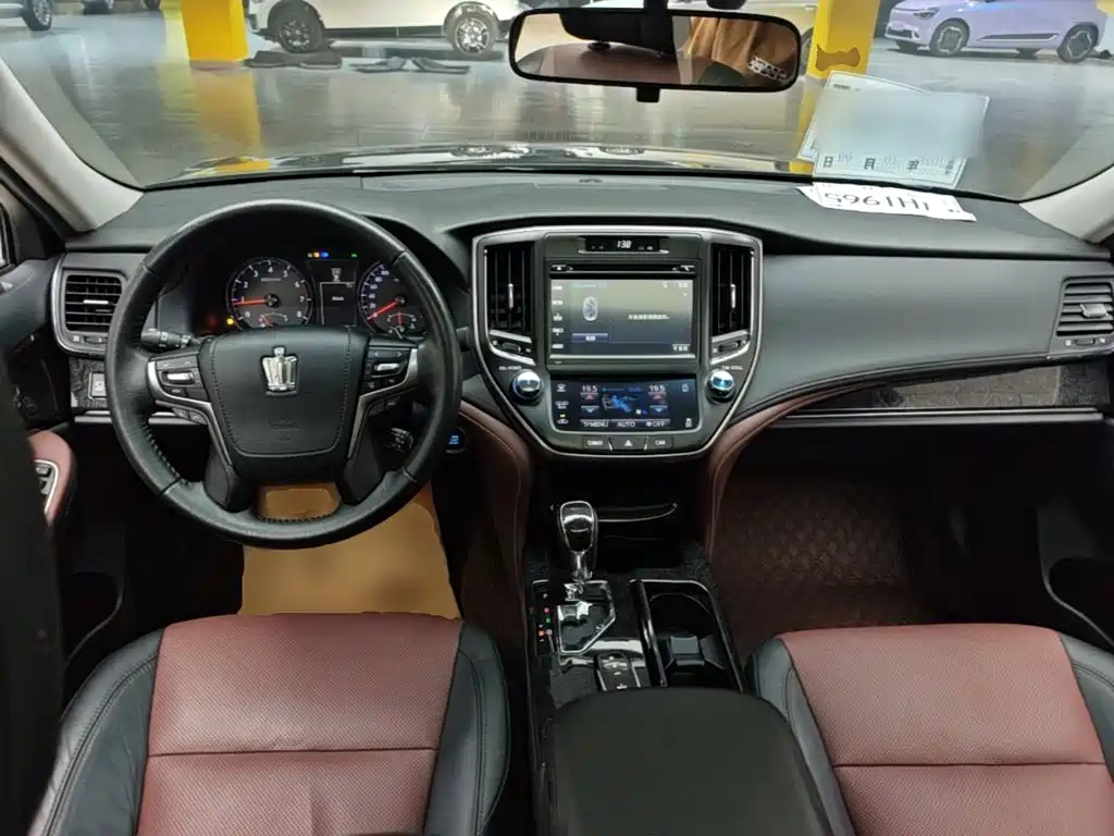 Toyota Crown — фото 10