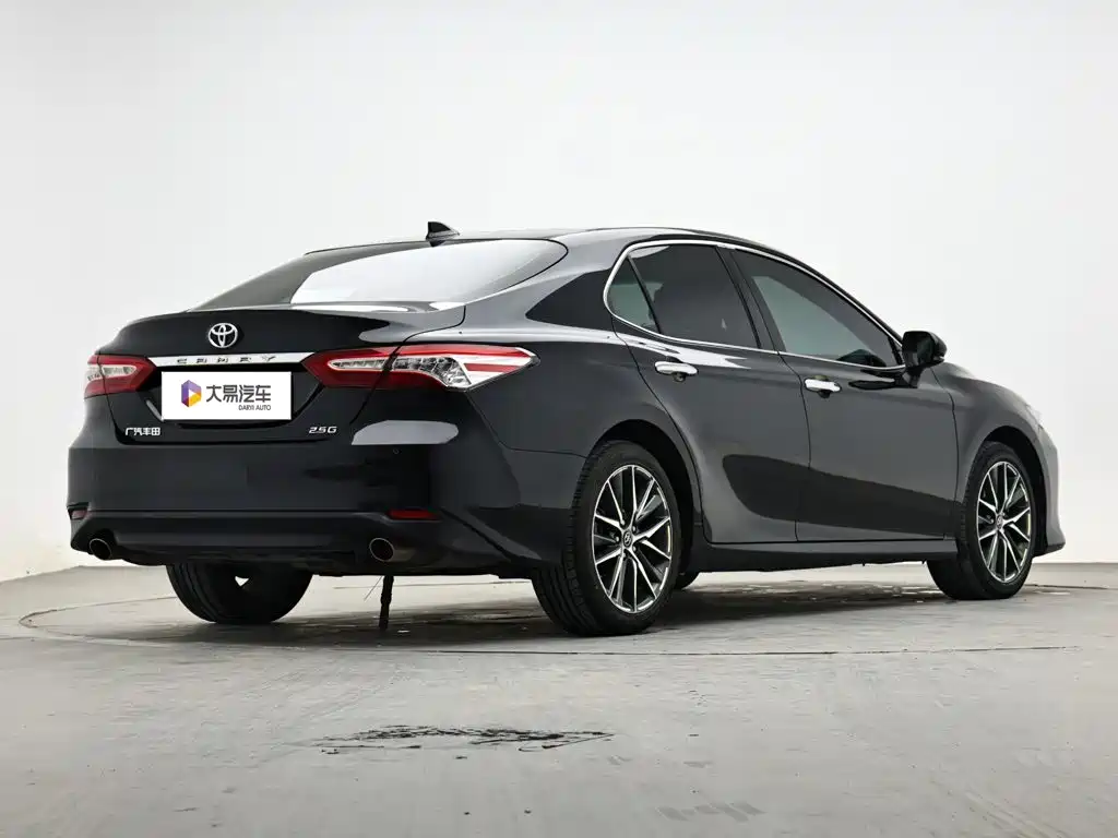 Toyota Camry — фото 3