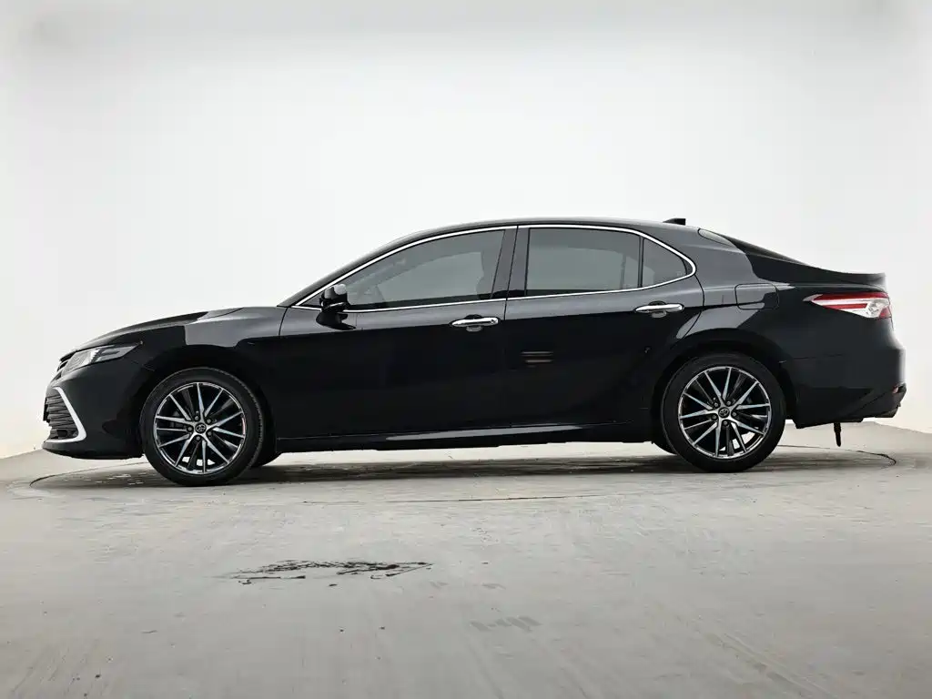 Toyota Camry — фото 5