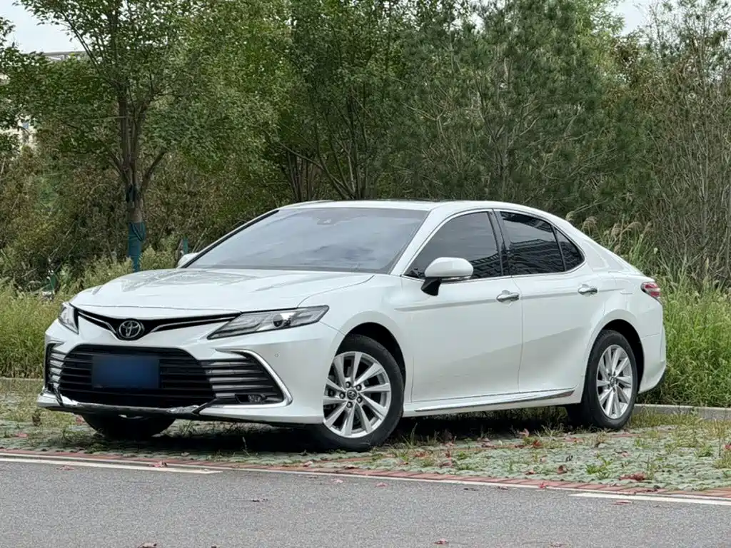 Toyota Camry — фото 2