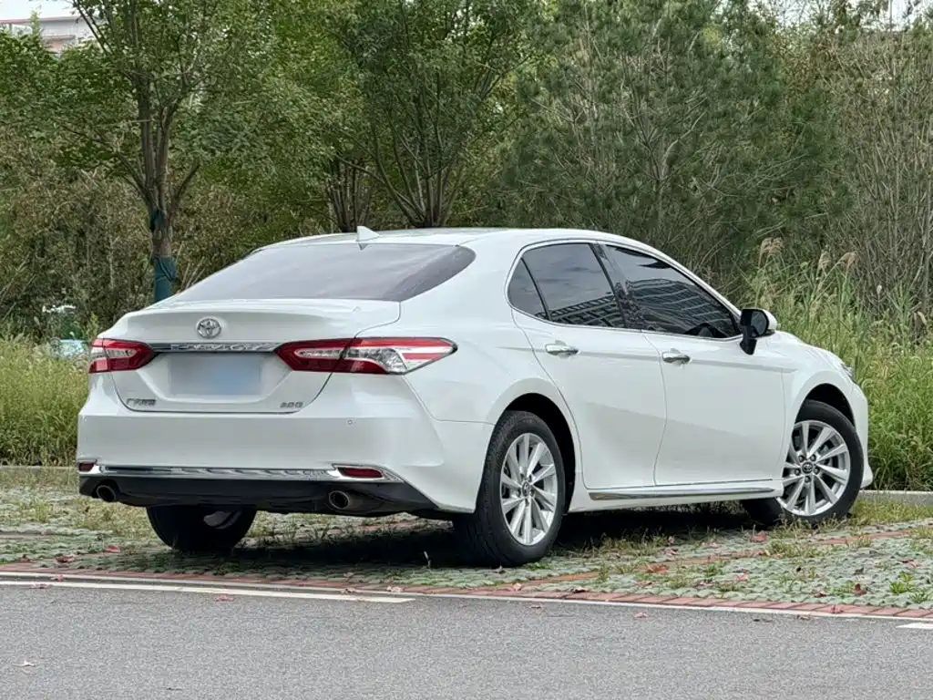 Toyota Camry — фото 19