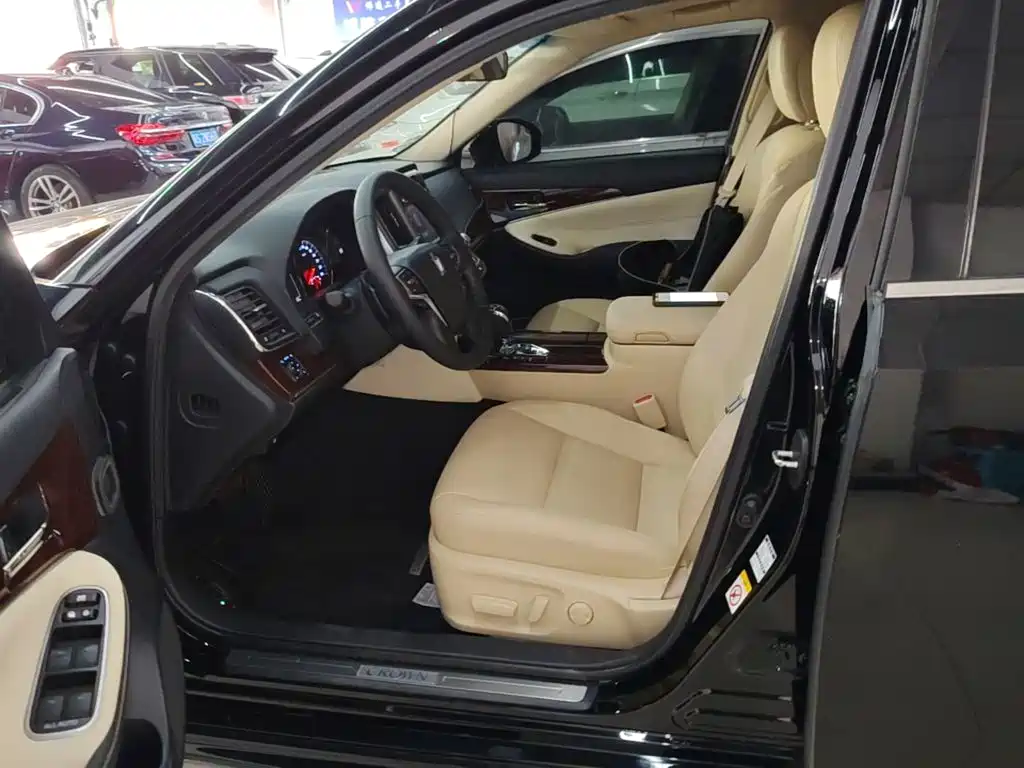 Toyota Crown — фото 15