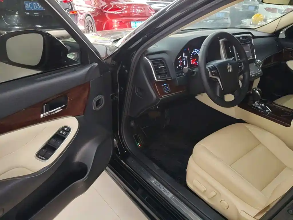 Toyota Crown — фото 16