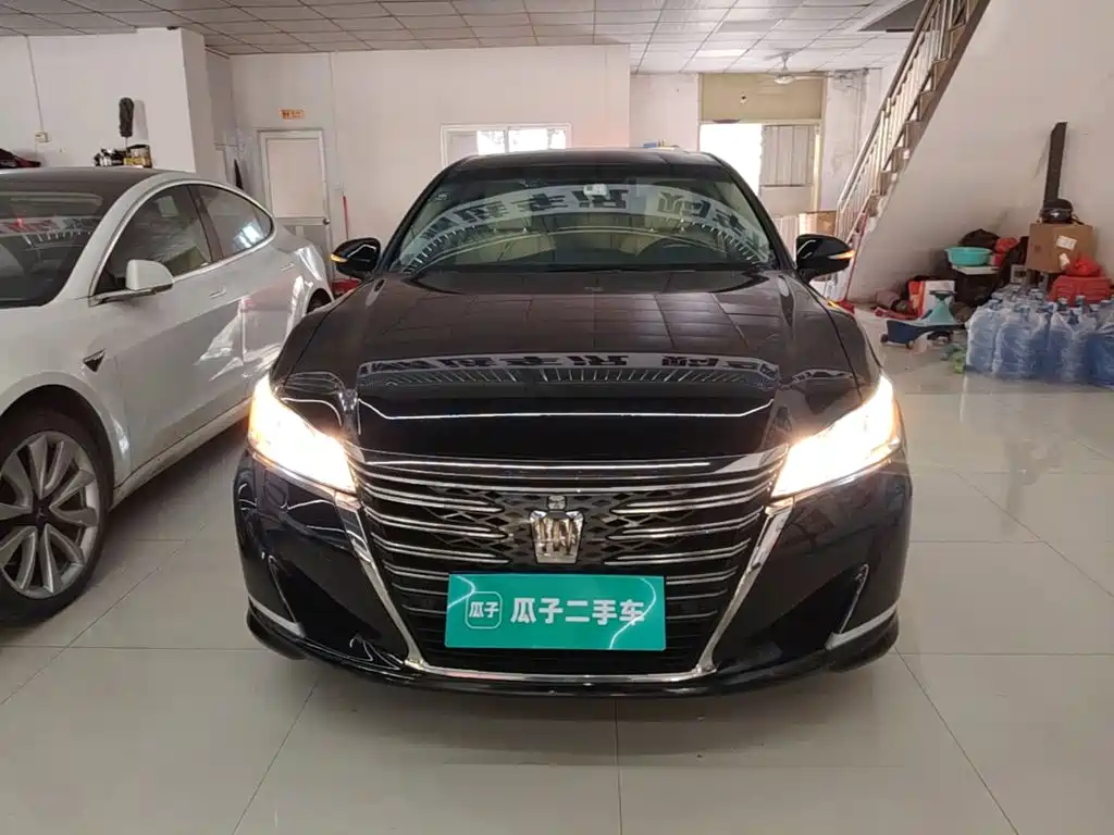 Toyota Crown — фото 3
