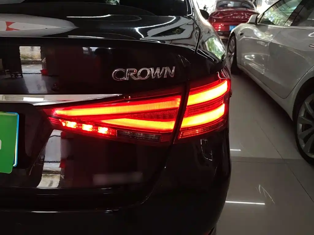Toyota Crown — фото 8