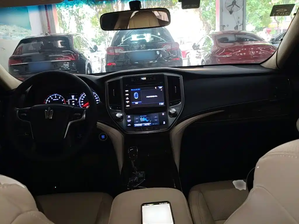 Toyota Crown — фото 10