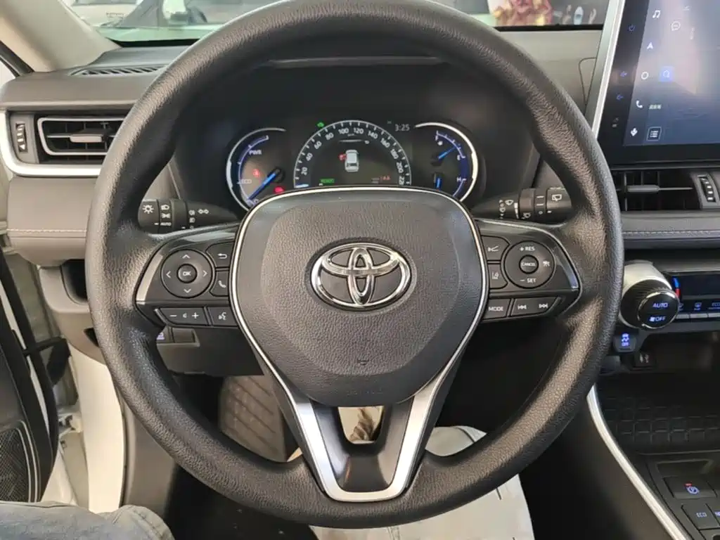 Toyota RAV4 — фото 11