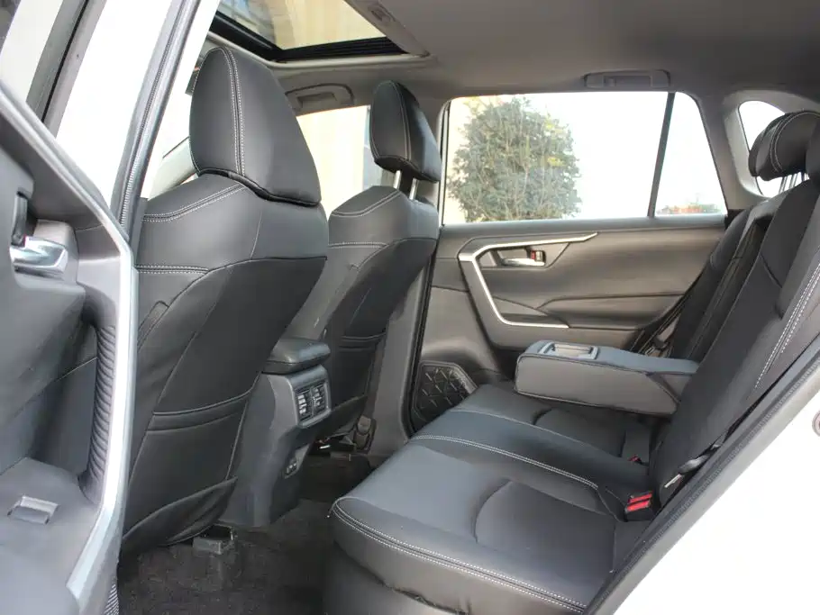 Toyota RAV4 — фото 17