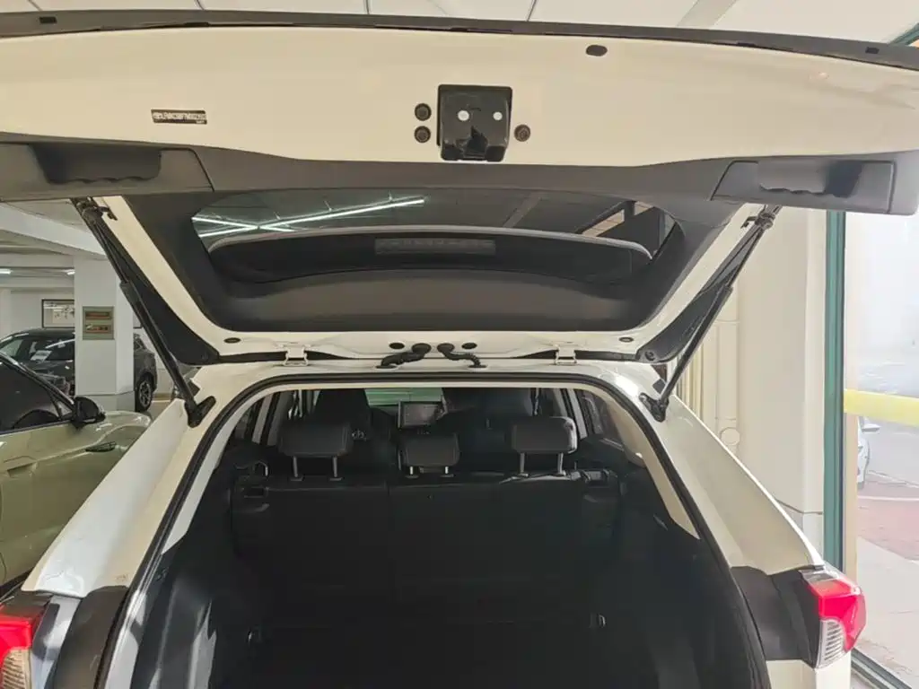 Toyota RAV4 — фото 19