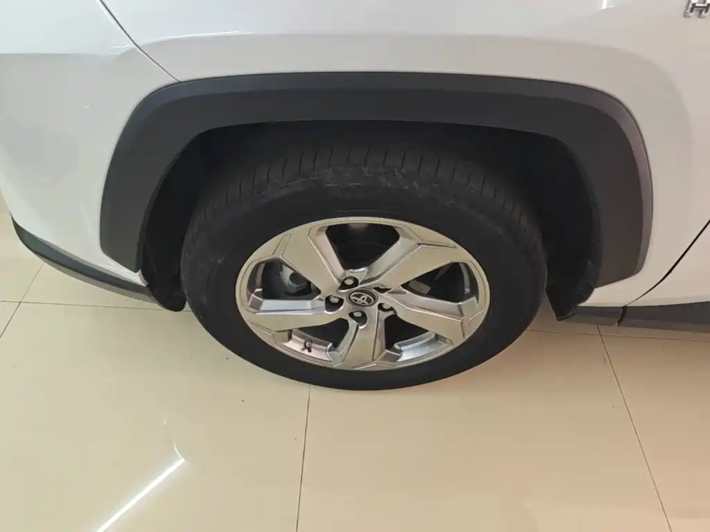 Toyota RAV4 — фото 23
