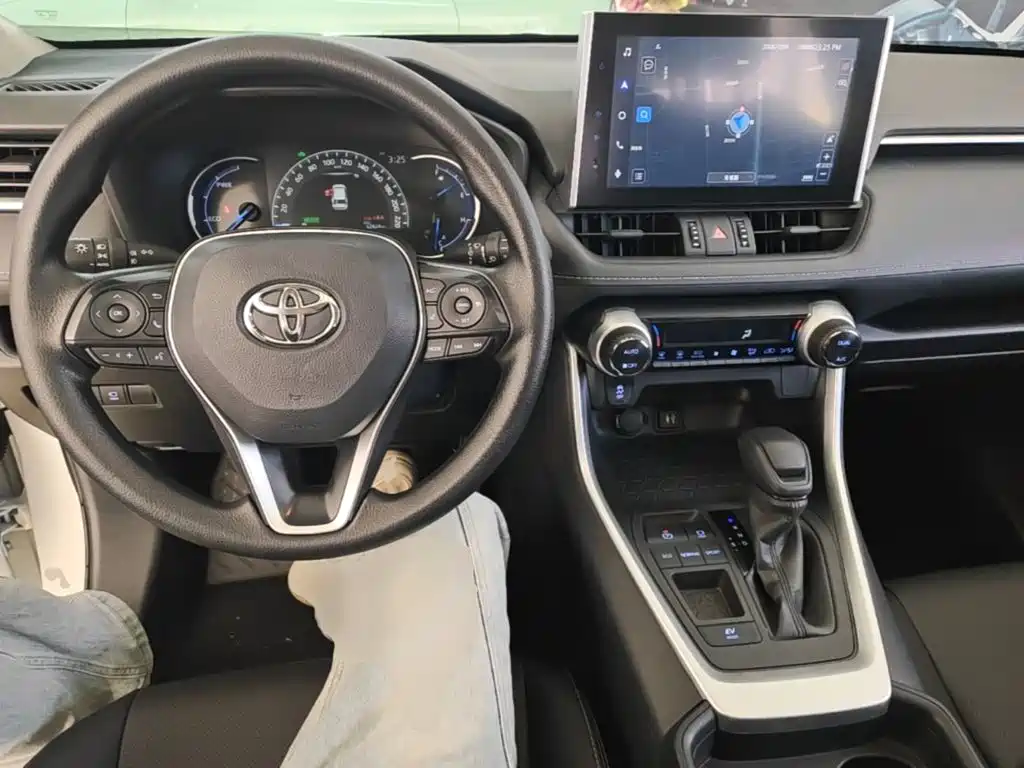 Toyota RAV4 — фото 10