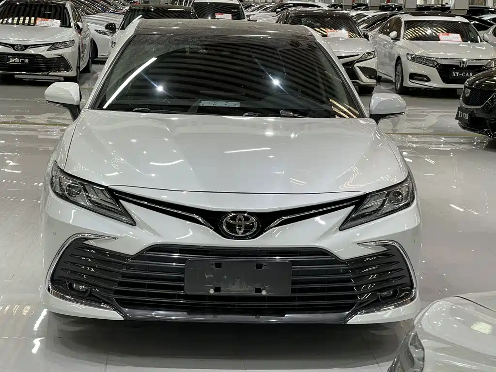 Toyota Camry — фото 2