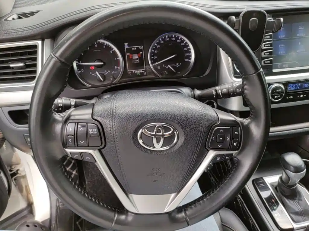 Toyota Highlander — фото 11