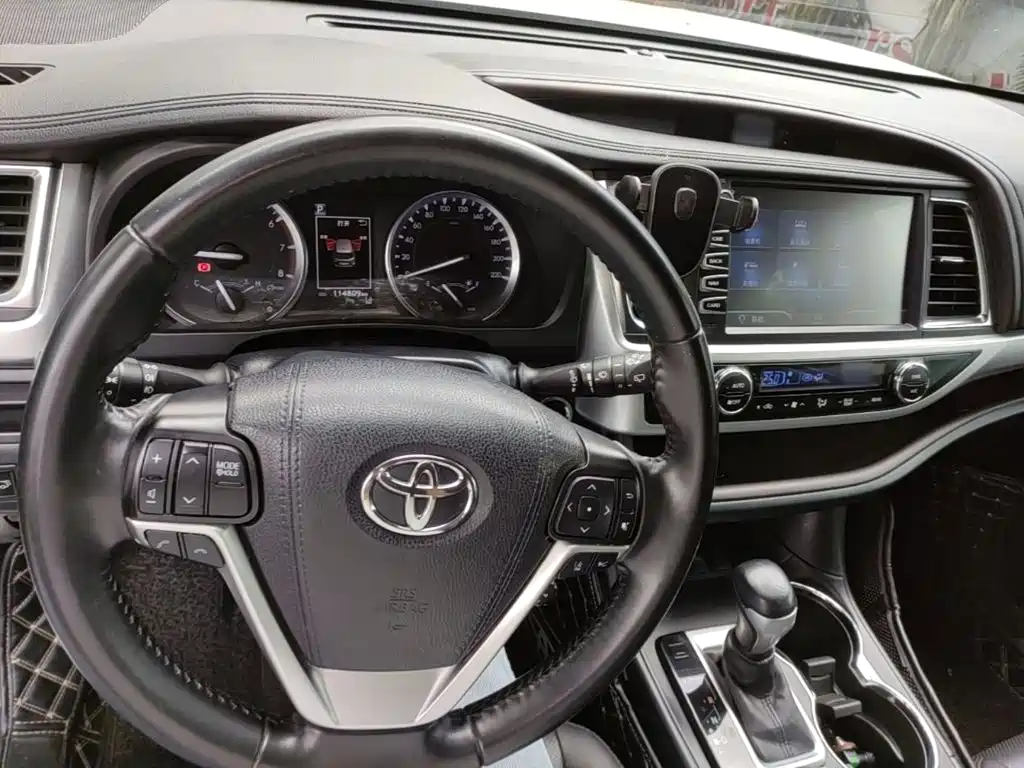 Toyota Highlander — фото 10