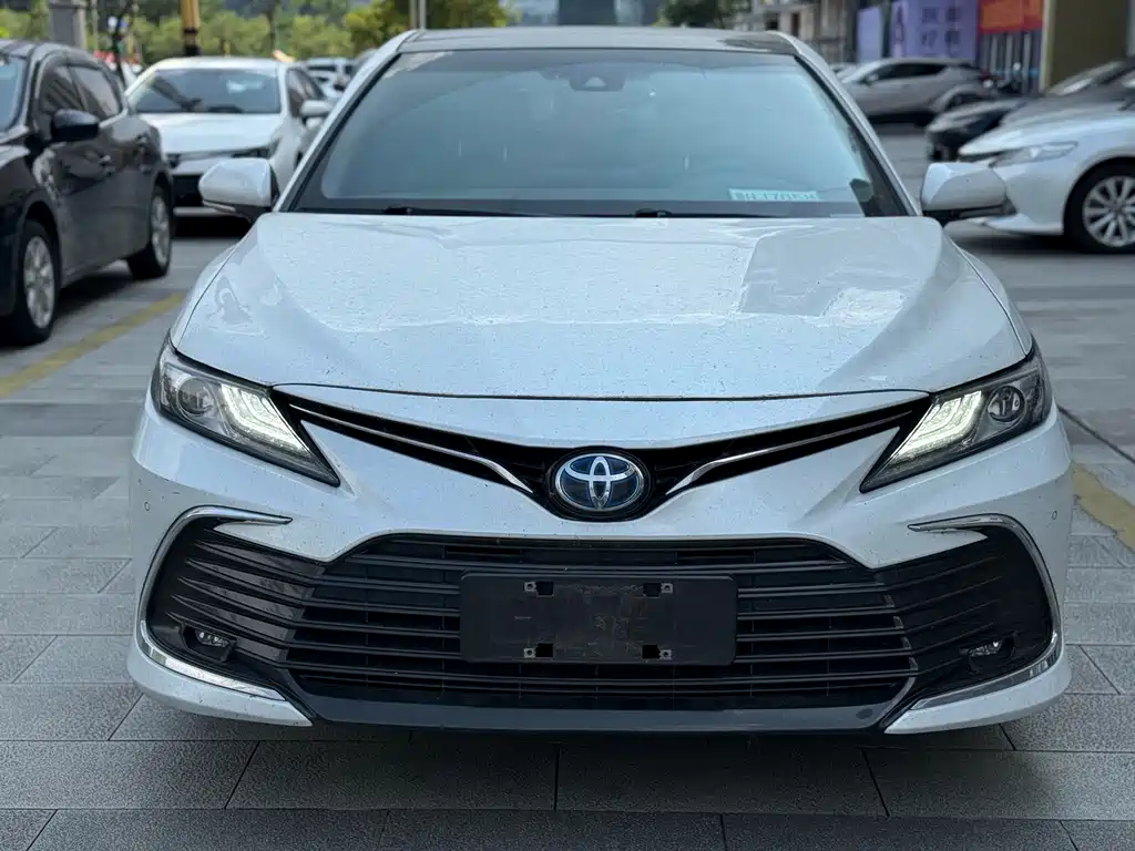 Toyota Camry — фото 2