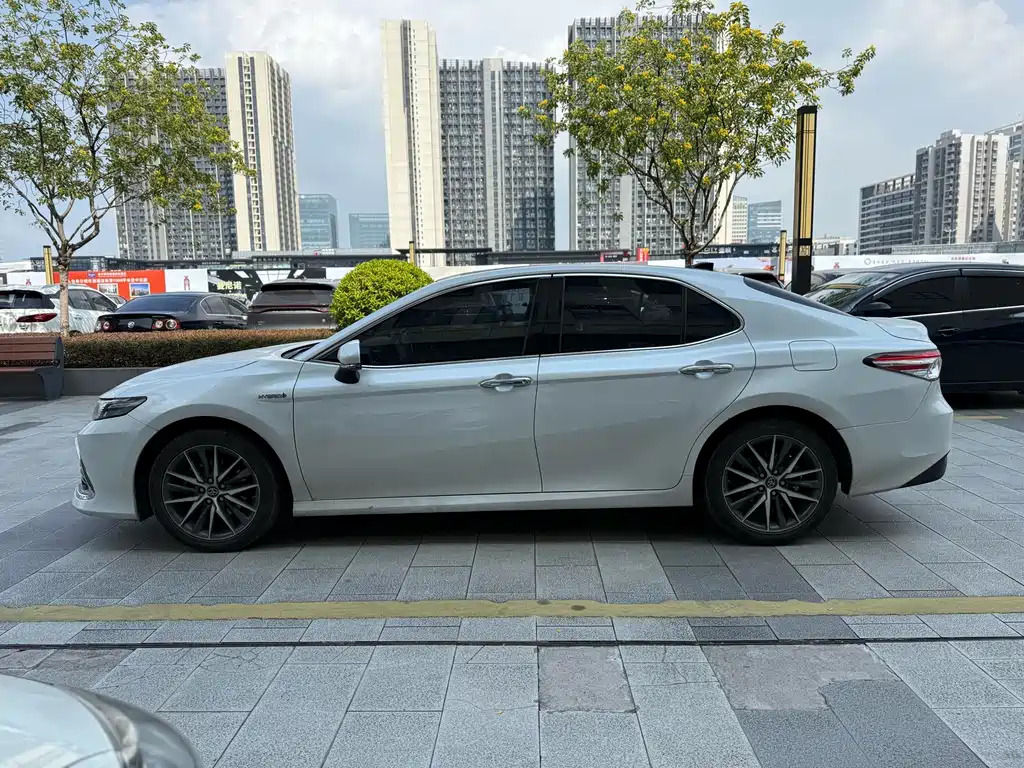Toyota Camry — фото 3