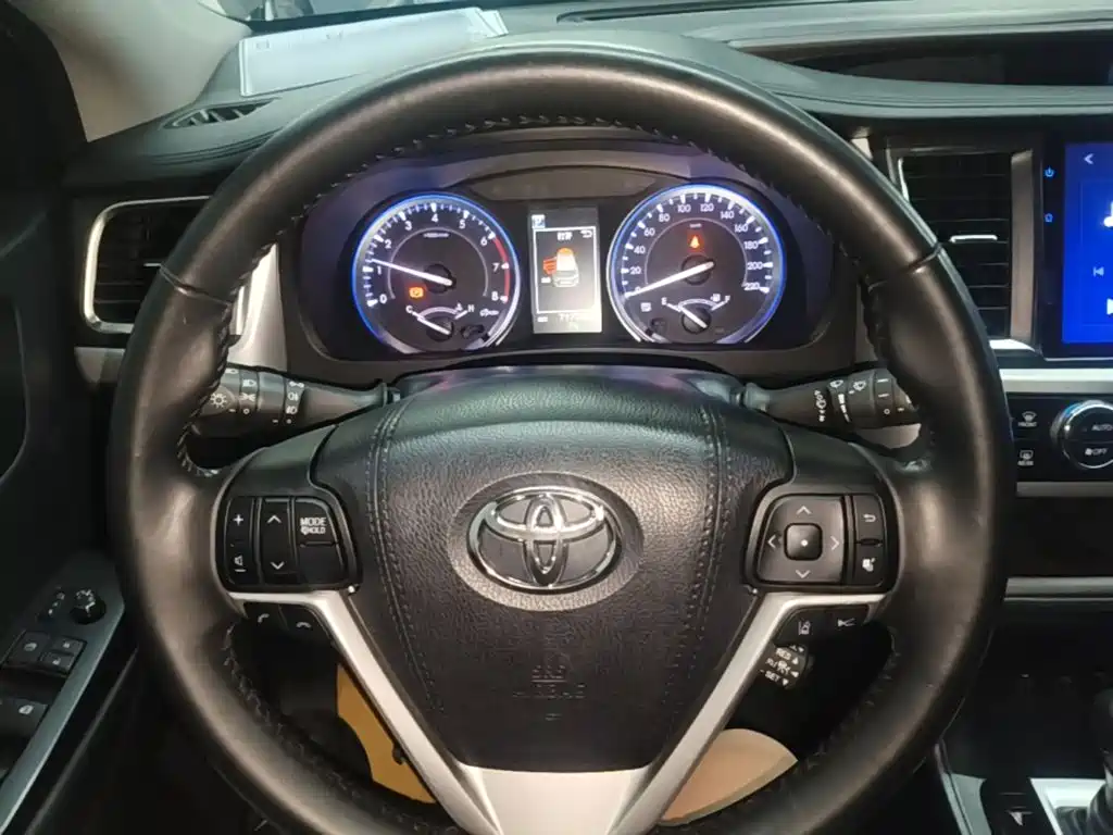Toyota Highlander — фото 11